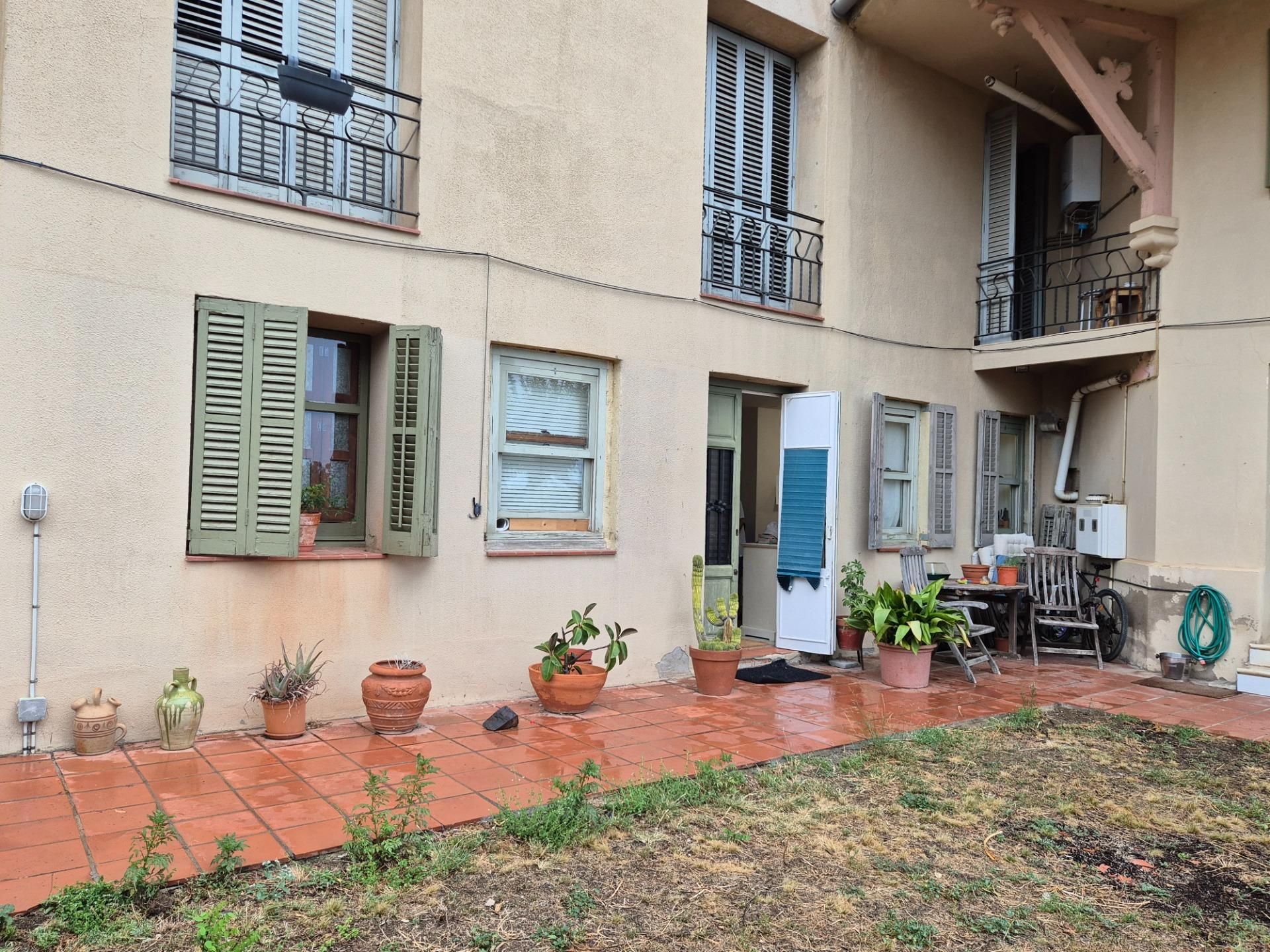 Exterior view of Planta baja for sale in  Barcelona Capital