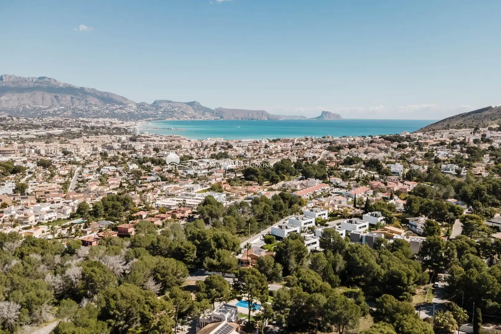 Vista exterior de Casa o xalet en venda en L'Alfàs del Pi amb Aire condicionat, Calefacció i Jardí privat
