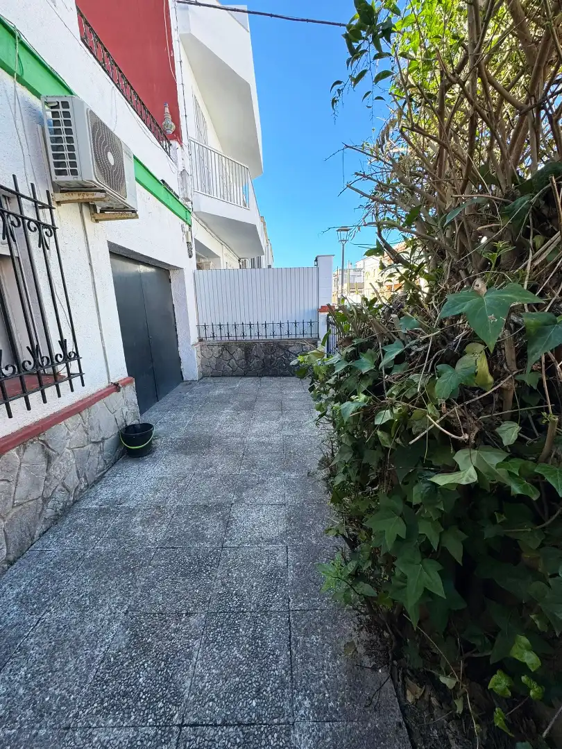 Vista exterior de Casa adosada en venda en El Puerto de Santa María amb Jardí privat i Terrassa
