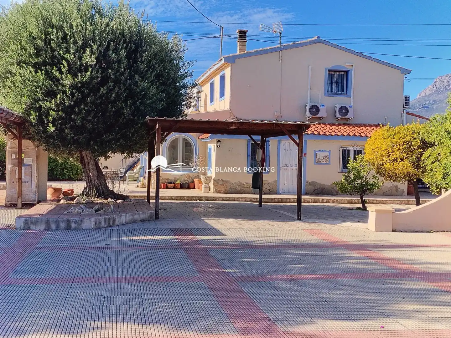 Vista exterior de Casa o xalet en venda en L'Alfàs del Pi amb Aire condicionat, Calefacció i Jardí privat