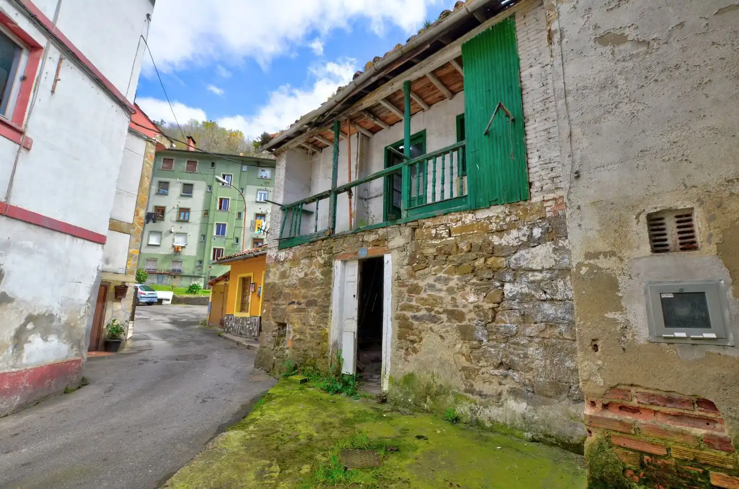 Vista exterior de Casa o xalet en venda en Mieres (Asturias) amb Piscina