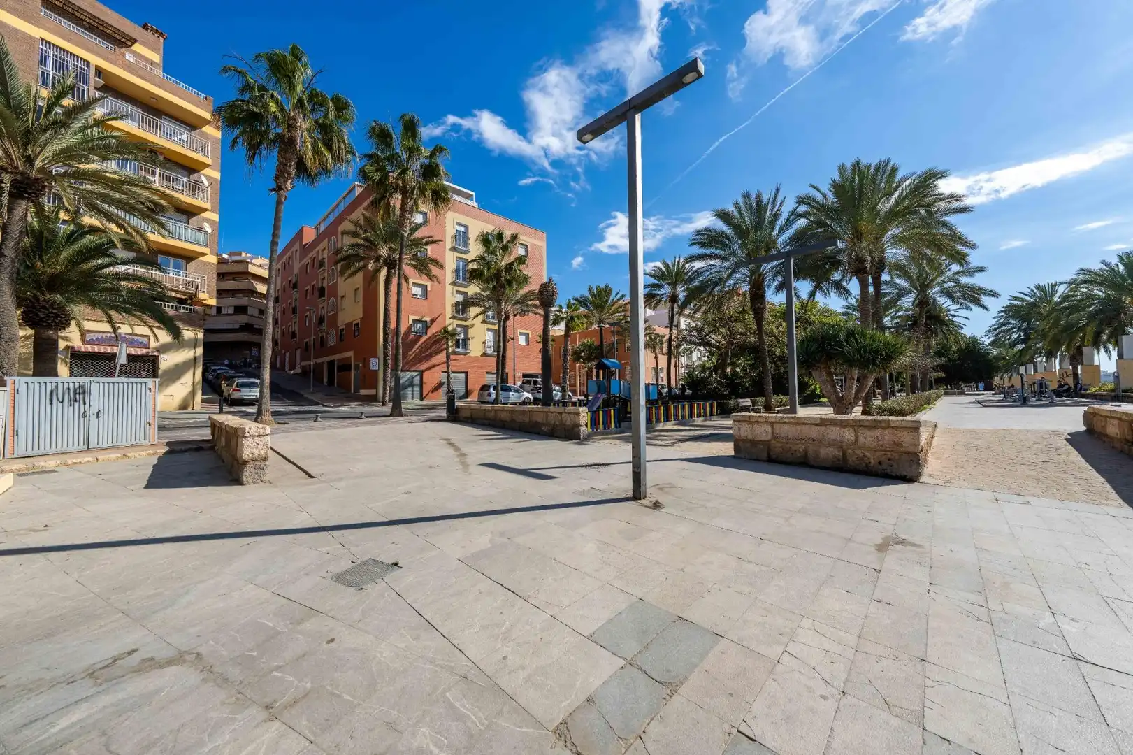 Außenansicht von Wohnung zum Verkauf in Almería mit Klimaanlage, Heizung und Balkon