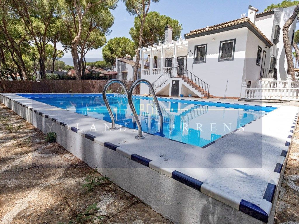 Vista exterior de Casa o xalet en venda en Alcalá de Guadaira amb Piscina
