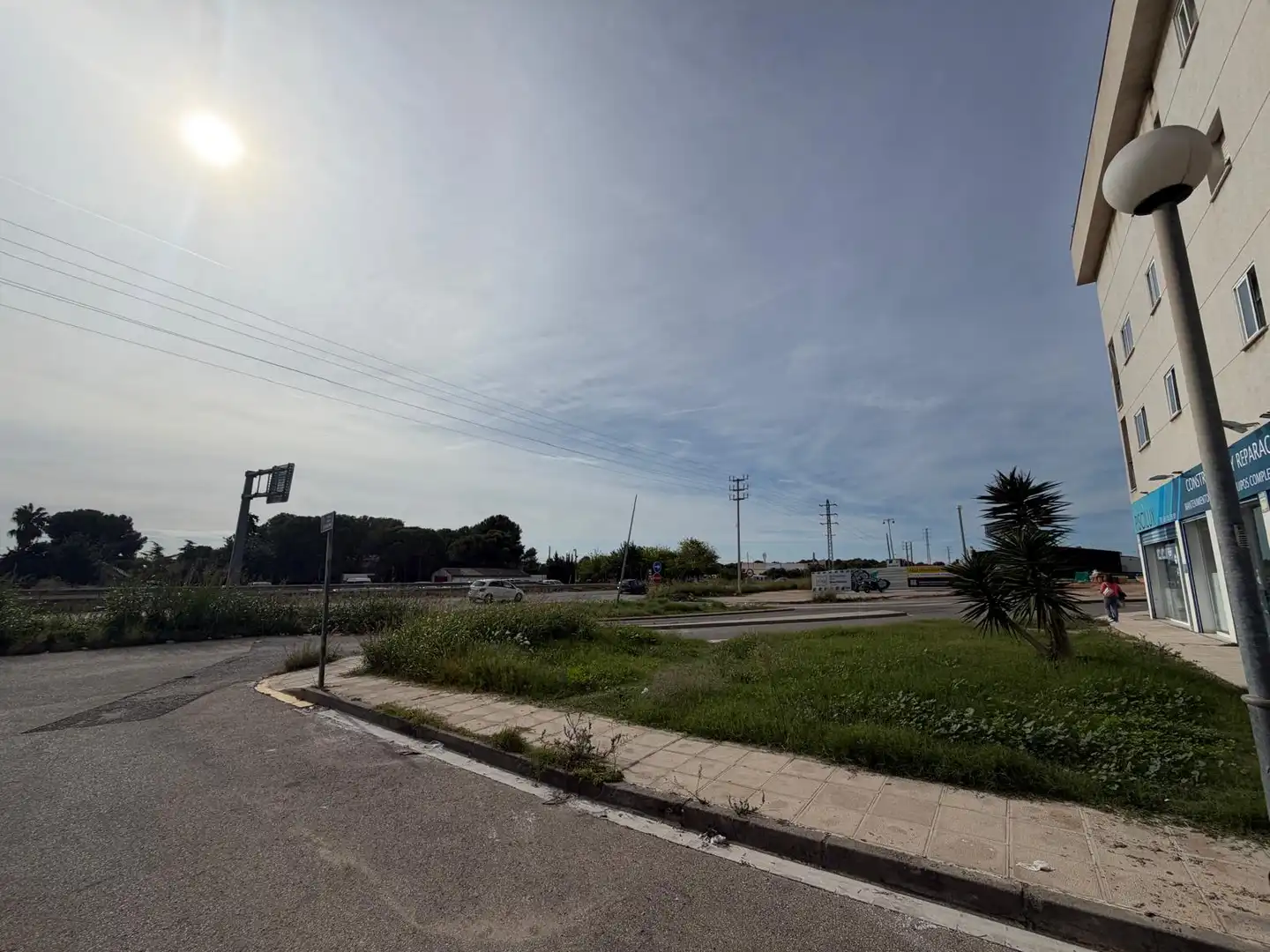 Vista exterior de Local en venta en Els Masos - Els Garrofers