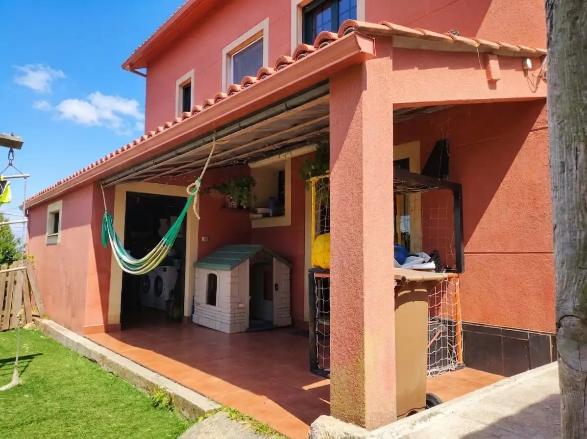 Terrassa de Casa o xalet en venda en Arteixo amb Calefacció, Jardí privat i Parquet