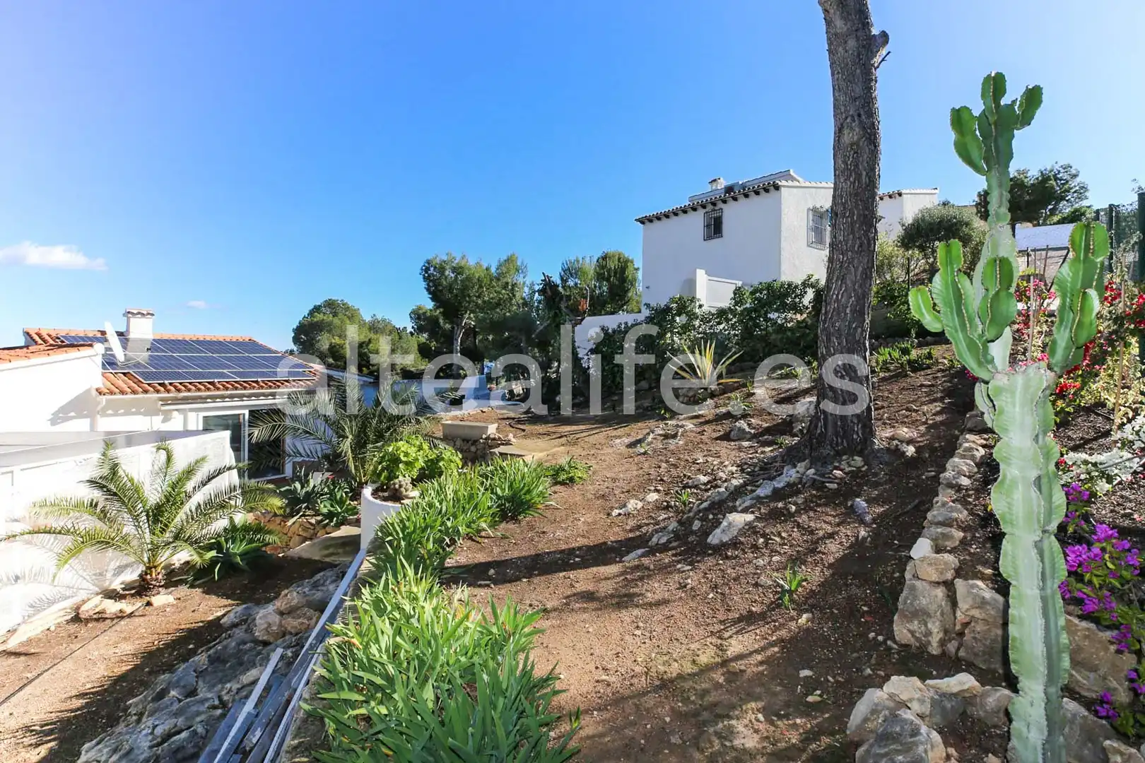Vista exterior de Casa o xalet en venda en La Nucia amb Aire condicionat, Jardí privat i Terrassa