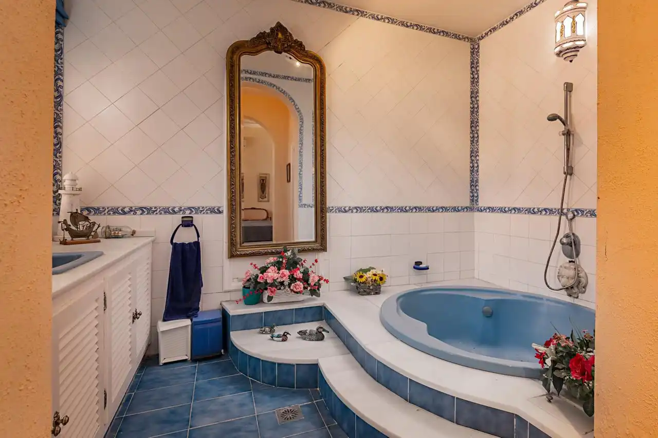 Bany de Casa o xalet en venda en Manilva amb Aire condicionat, Jardí privat i Terrassa