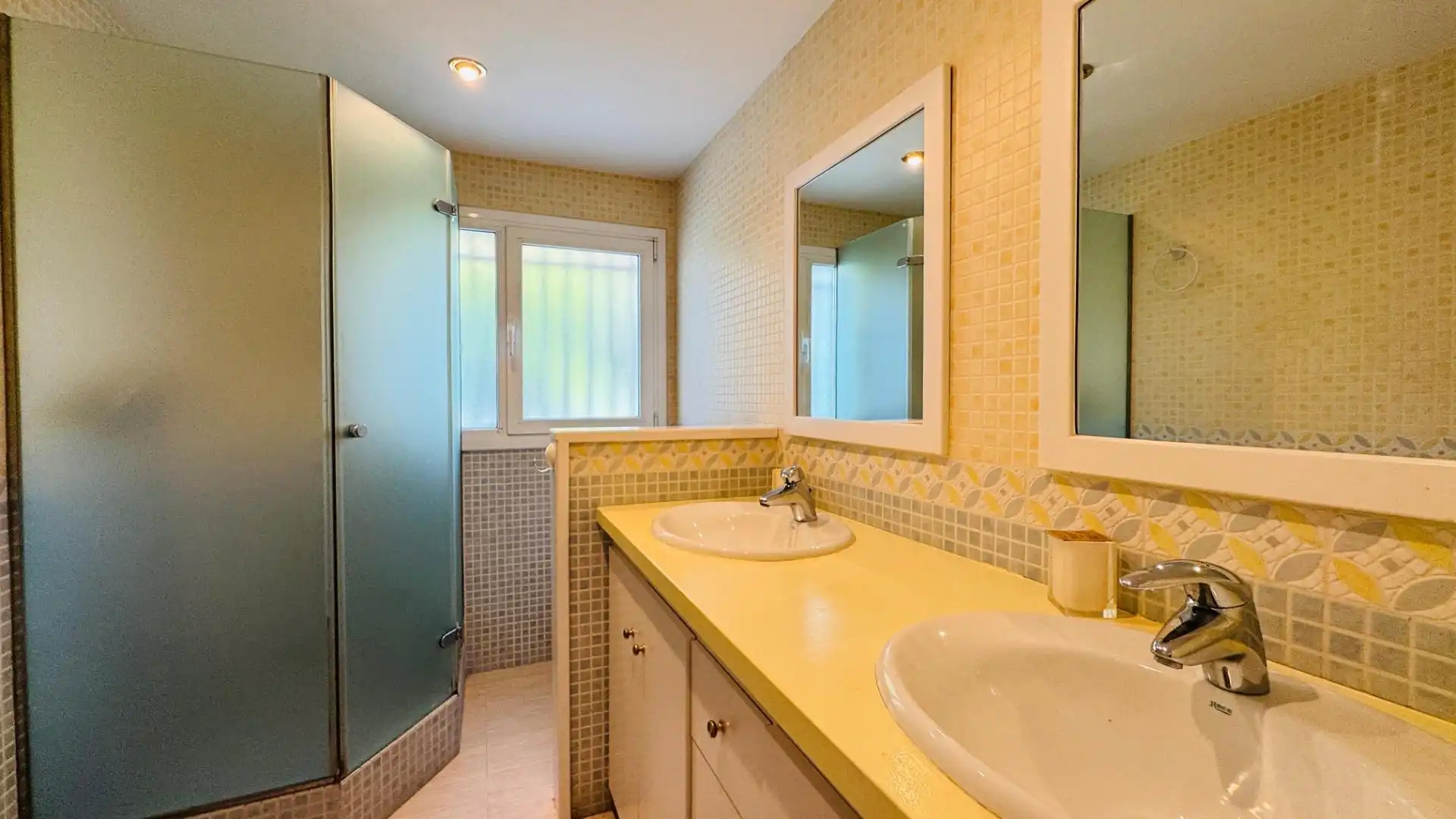 Badezimmer von Erdgeschoss zur Miete in Vilanova i la Geltrú mit Klimaanlage, Heizung und Terrasse