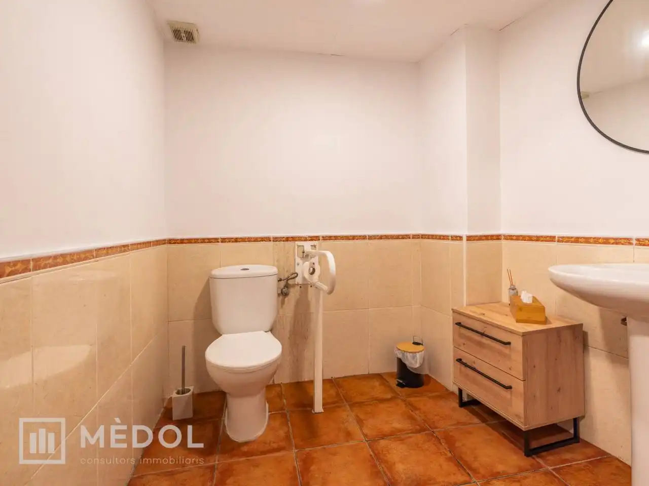 Baño de Local en traspaso en Tarragona con Aire acondicionado