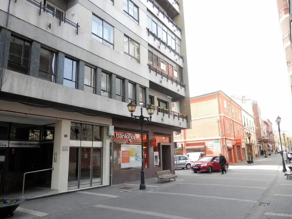 Außenansicht von Büro zur Miete in Medina del Campo mit Klimaanlage und Abstellraum