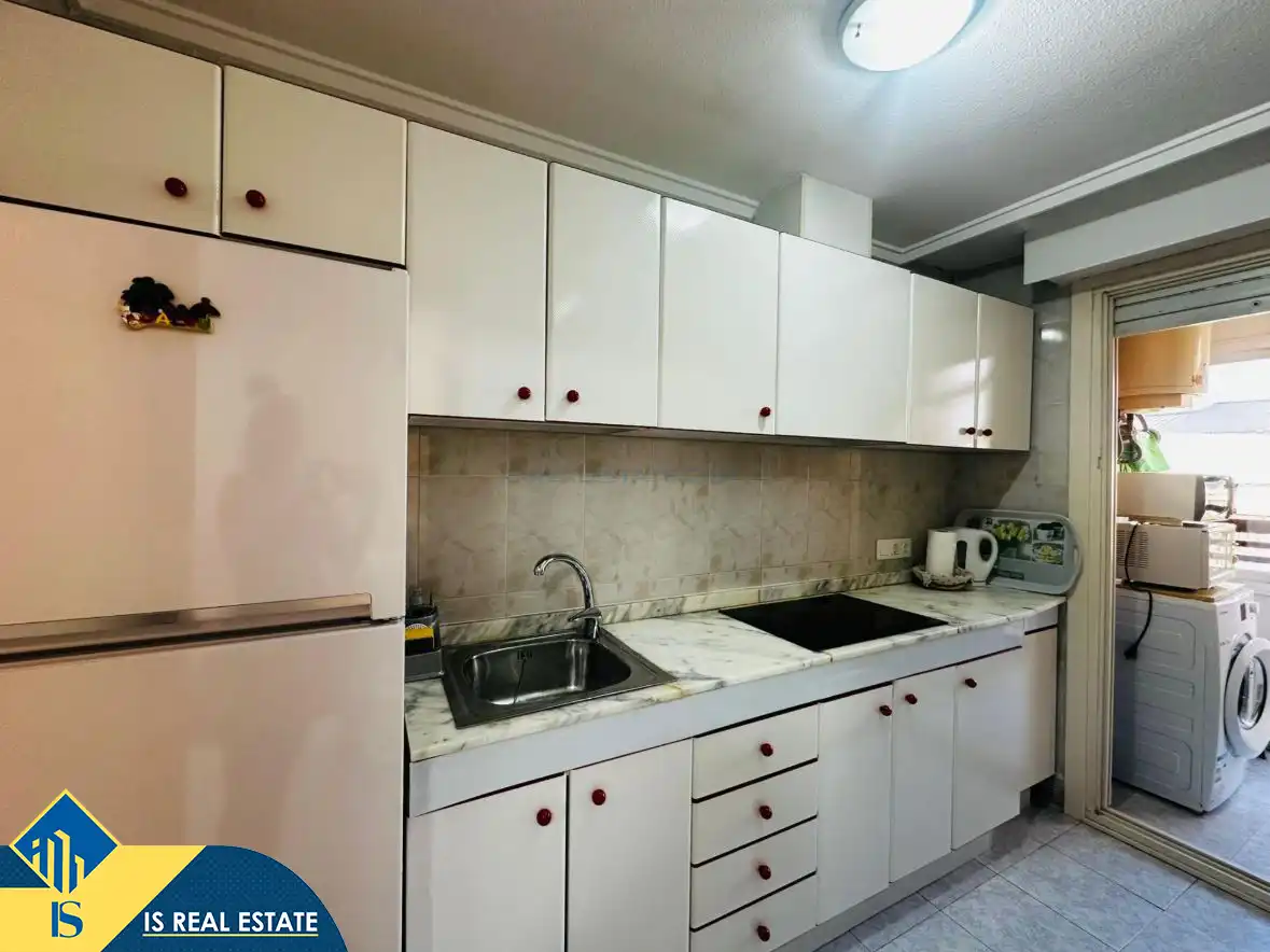 Cuina de Apartament de lloguer en Torrevieja amb Aire condicionat, Calefacció i Terrassa