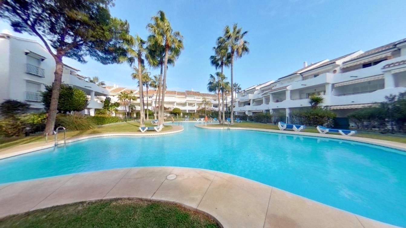 Vista exterior de Pis en venda en Estepona amb Calefacció, Jardí privat i Terrassa