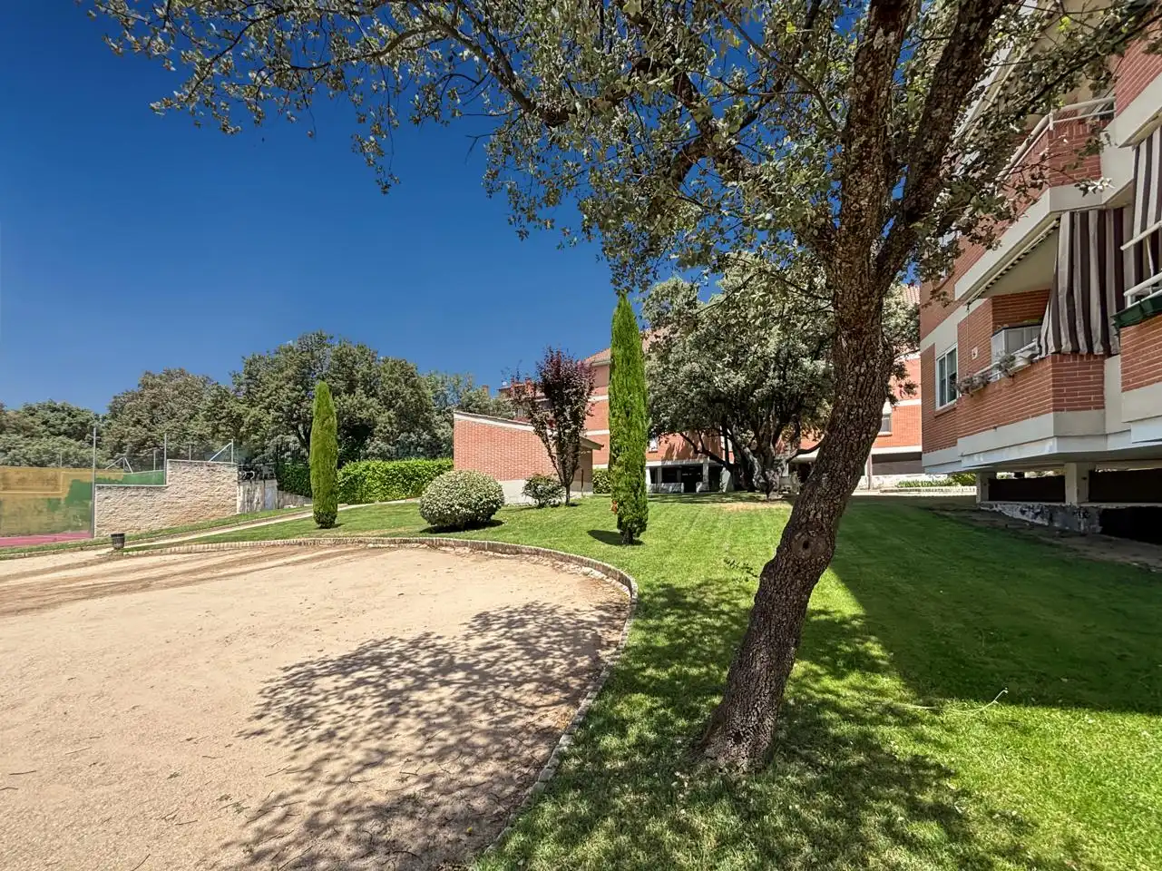 Außenansicht von Wohnung zum Verkauf in El Escorial mit Heizung, Terrasse und Abstellraum
