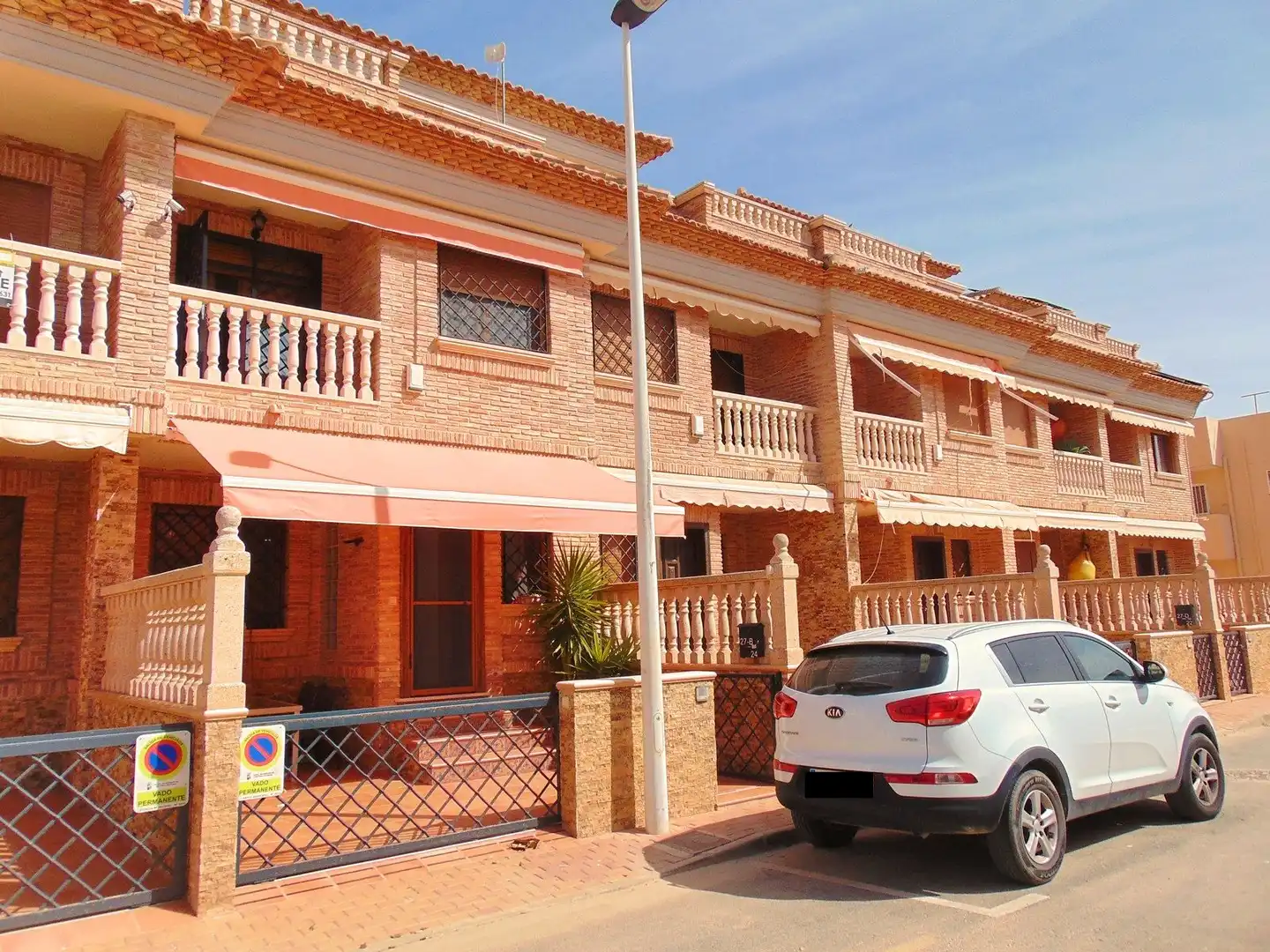 Vista exterior de Casa adosada en venda en San Pedro del Pinatar amb Aire condicionat, Calefacció i Terrassa