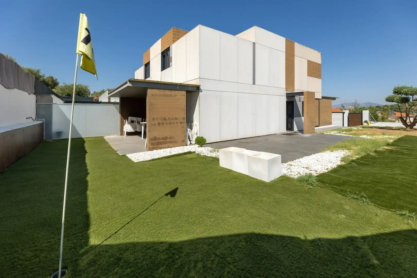 Außenansicht von Einfamilien-Reihenhaus zum Verkauf in Albolote mit Klimaanlage, Heizung und Privatgarten