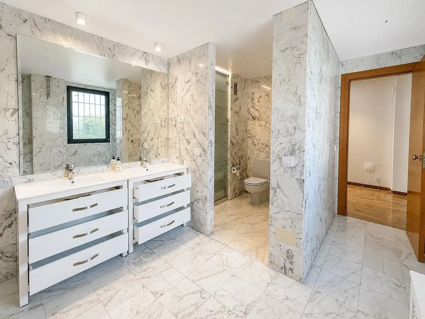 Baño de Oficina de alquiler en Marbella con Aire acondicionado y Terraza