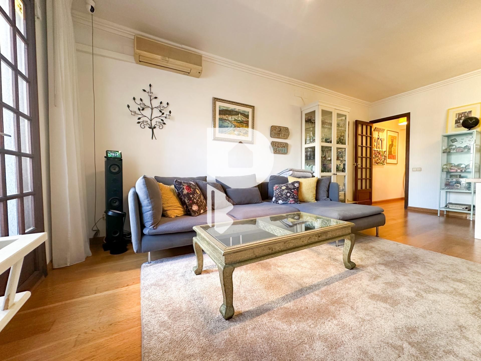 Sala d'estar de Pis en venda en Cornellà de Llobregat amb Aire condicionat, Calefacció i Parquet