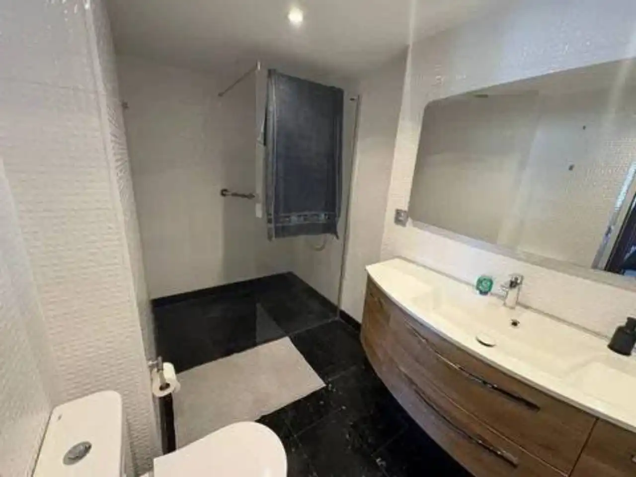 Badezimmer von Wohnung zur Miete in Benidorm mit Klimaanlage und Terrasse