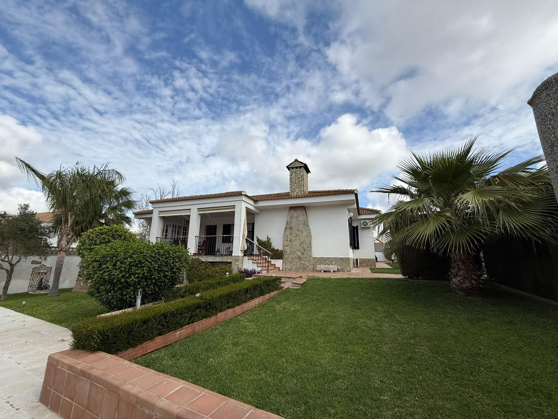 Vista exterior de Casa o chalet en venta en Dos Hermanas con Aire acondicionado, Jardín privado y Terraza