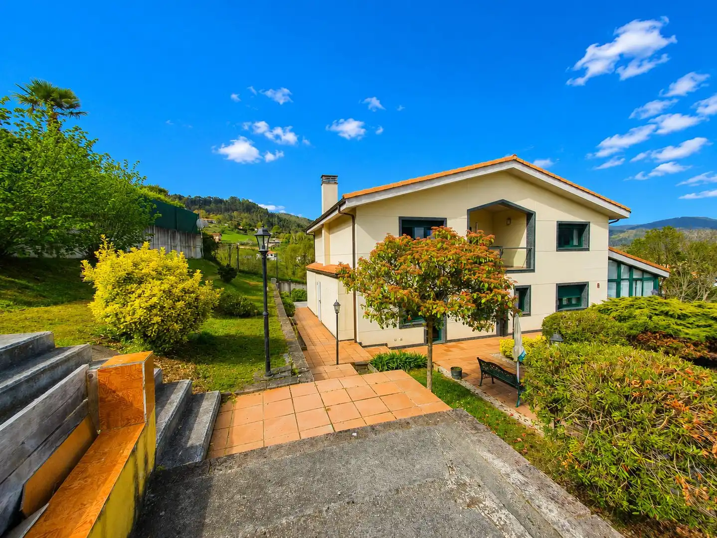 Vista exterior de Casa o xalet en venda en Grado amb Aire condicionat, Calefacció i Terrassa