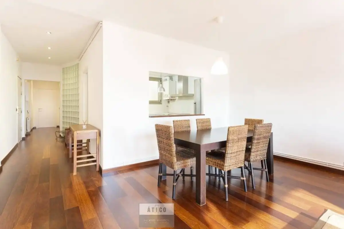 Dining room of Flat for rent in Barcelona  with Air Conditioner, Heating and Parquet flooring