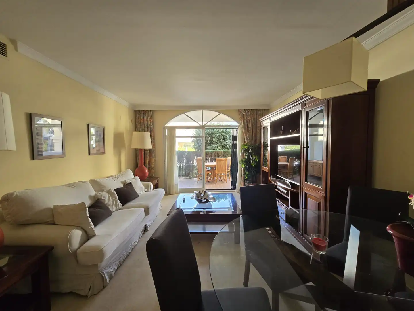 Wohnzimmer von Einfamilien-Reihenhaus zur Miete in Marbella mit Möbliert