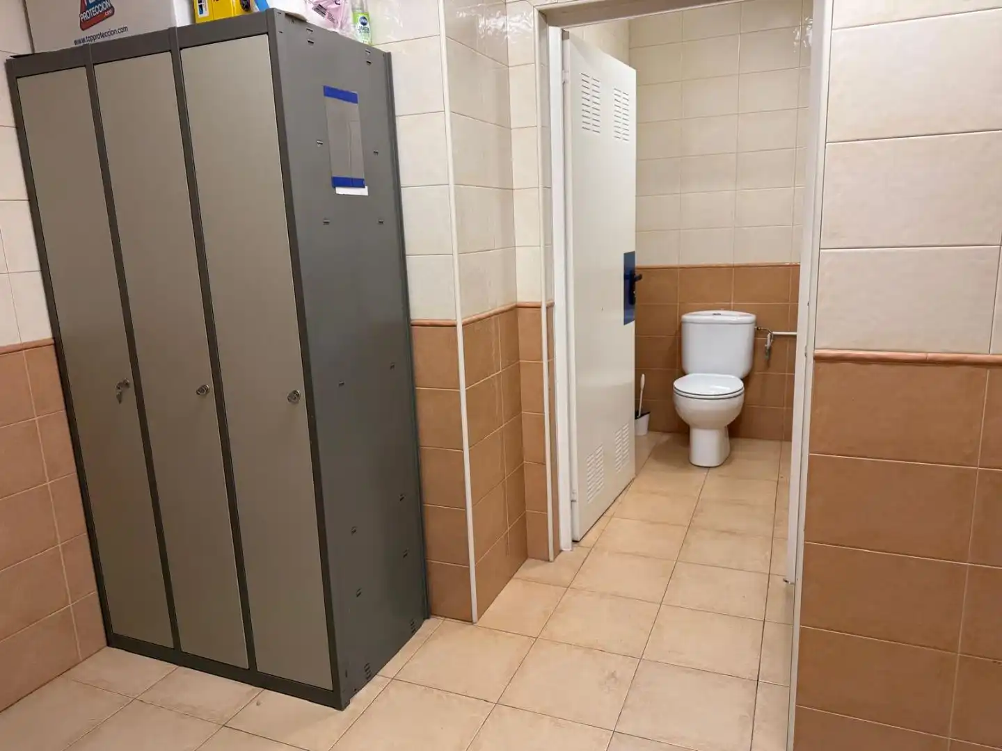 Baño de Local en venta en Roda de Berà, Tarragona