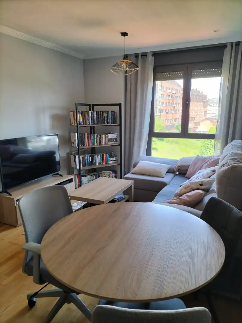 Sala d'estar de Apartament en venda en Oviedo  amb Calefacció, Parquet i Traster