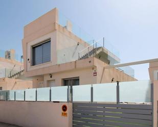 Vista exterior de Casa o xalet en venda en Pilar de la Horadada amb Terrassa, Piscina i Balcó