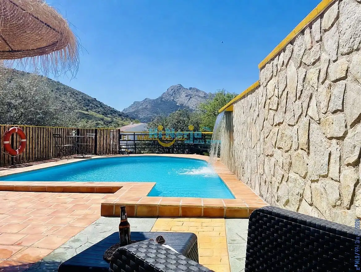 Casa con piscina en venta en Alfarnate