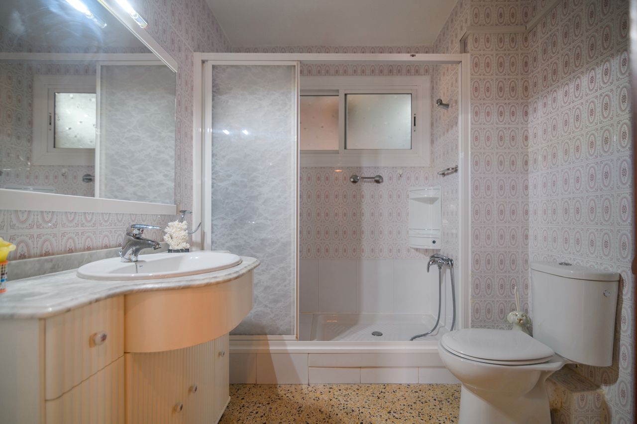 Bathroom of Flat for sale in Cornellà de Llobregat  with Air Conditioner, Balcony and Alarm