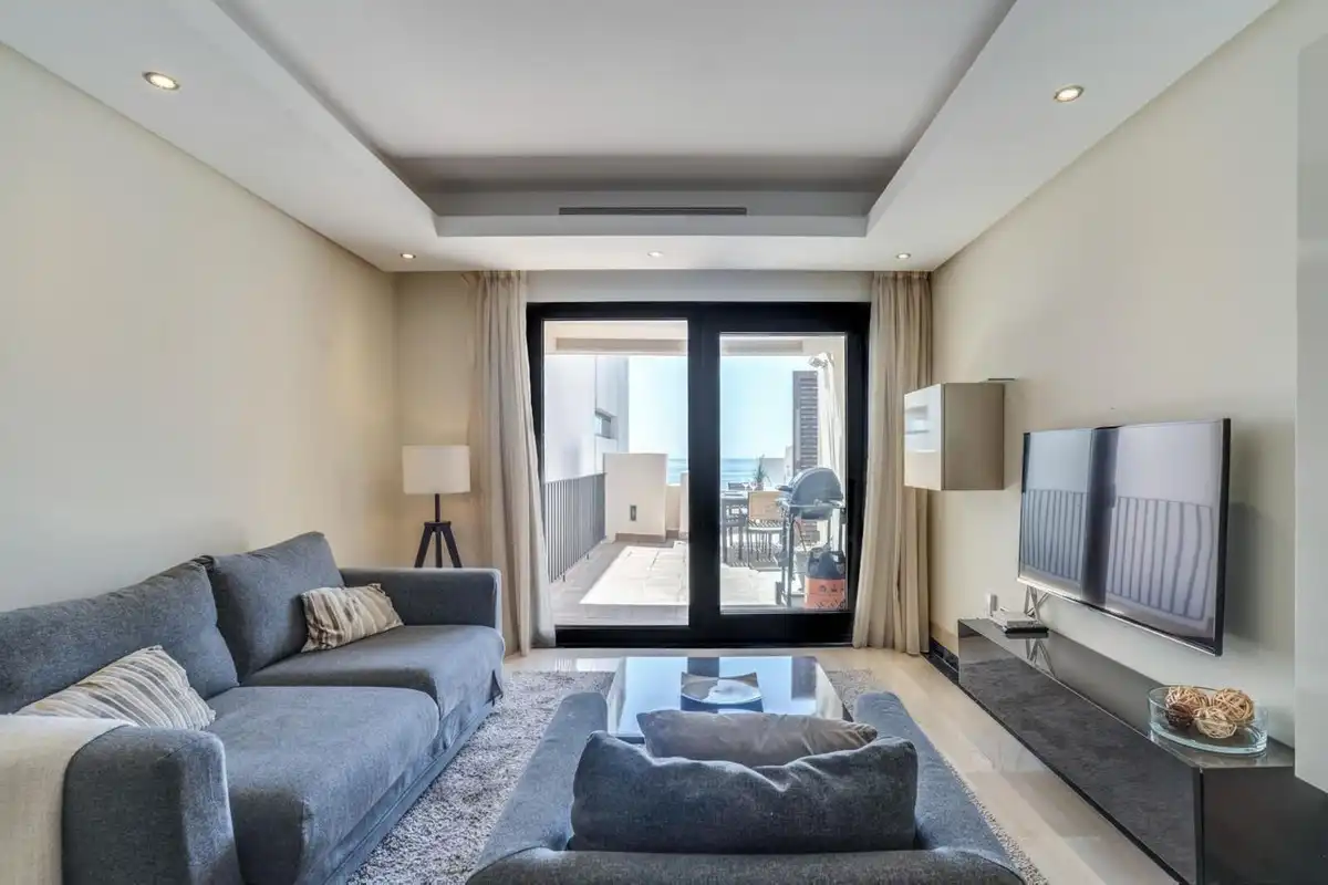 Sala d'estar de Dúplex en venda en Estepona amb Terrassa, Piscina i Jacuzzi