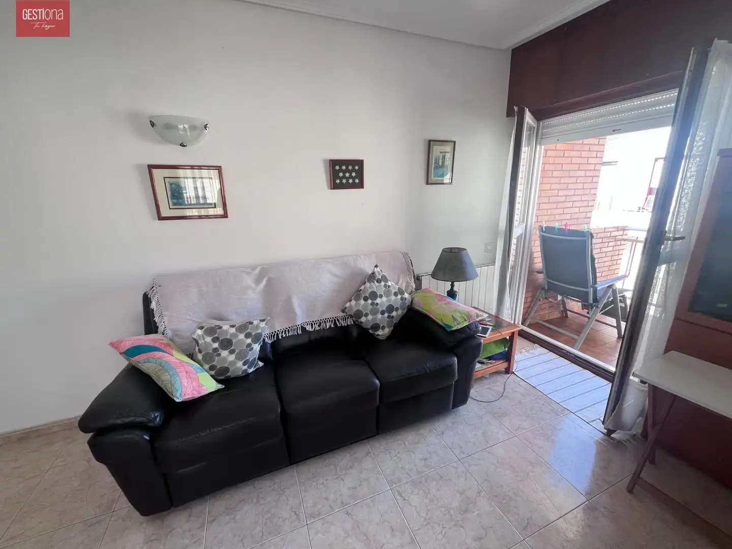 Wohnzimmer von Dachboden zum Verkauf in Noja mit Heizung, Terrasse und Möbliert