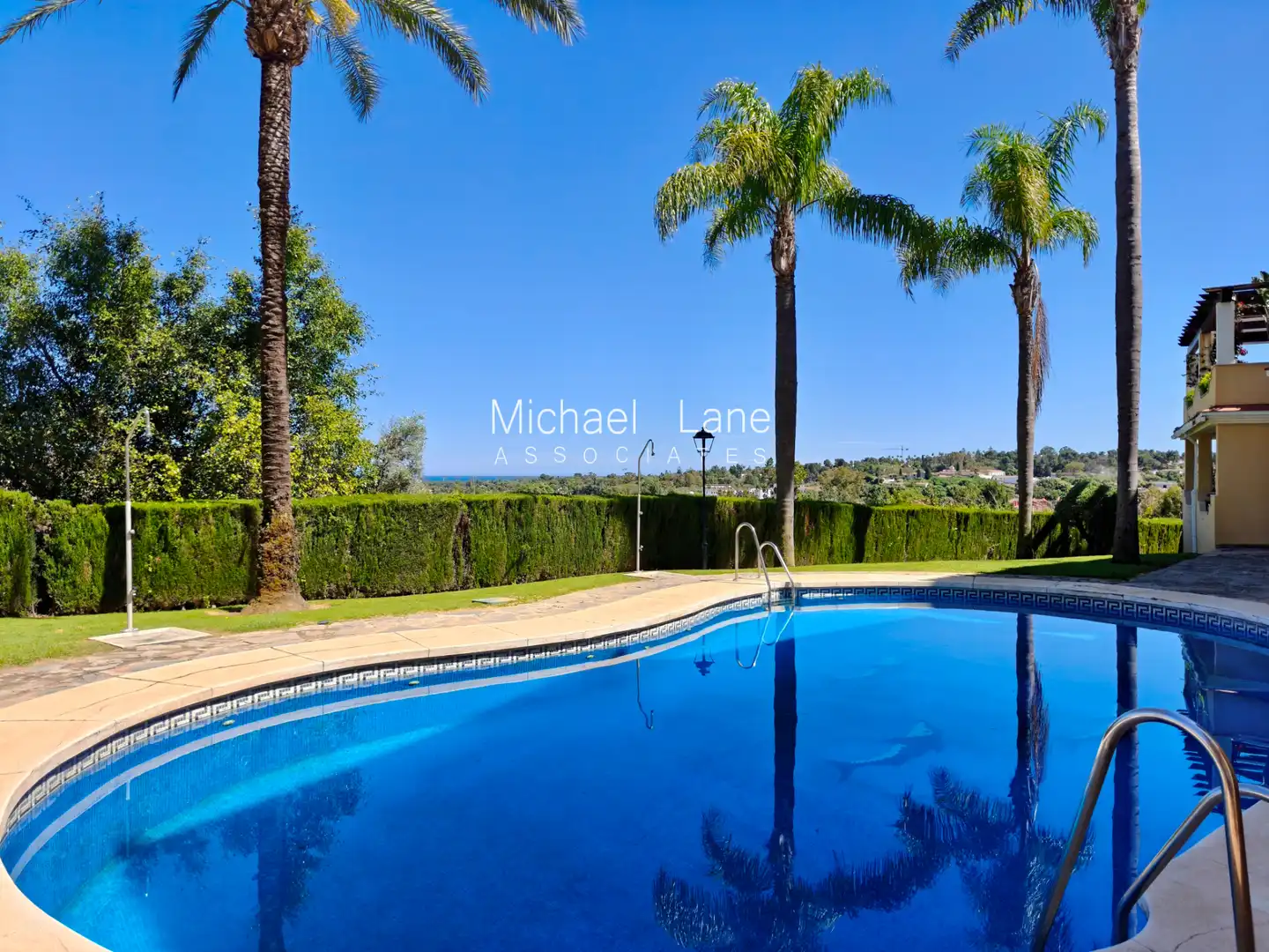 Schwimmbecken von Wohnung zum Verkauf in Sotogrande mit Klimaanlage, Privatgarten und Terrasse