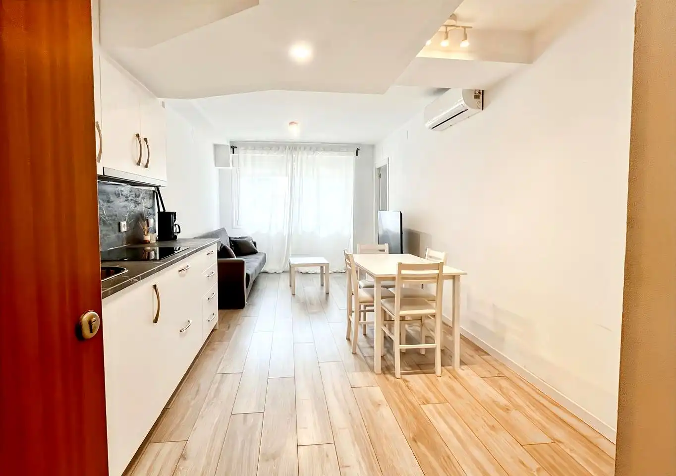Sala d'estar de Apartament en venda en Alcobendas amb Aire condicionat i Moblat
