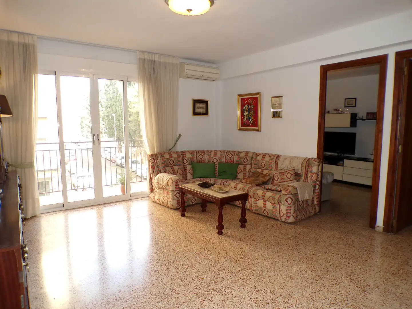 Wohnzimmer von Wohnung zum Verkauf in Rocafort mit Ofen und Balkon