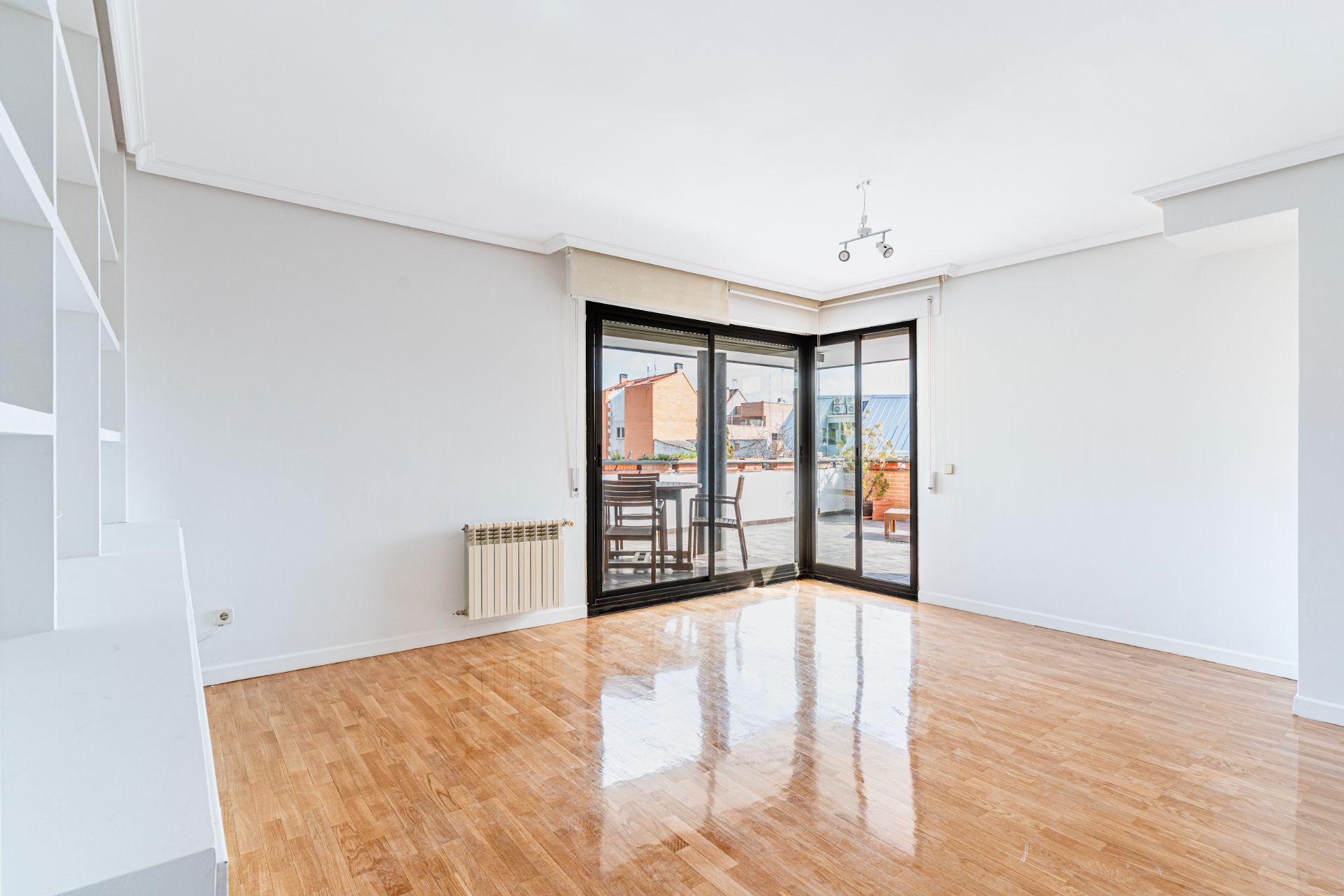 Sala de estar de Dúplex en venta en Majadahonda con Aire acondicionado, Calefacción y Jardín privado