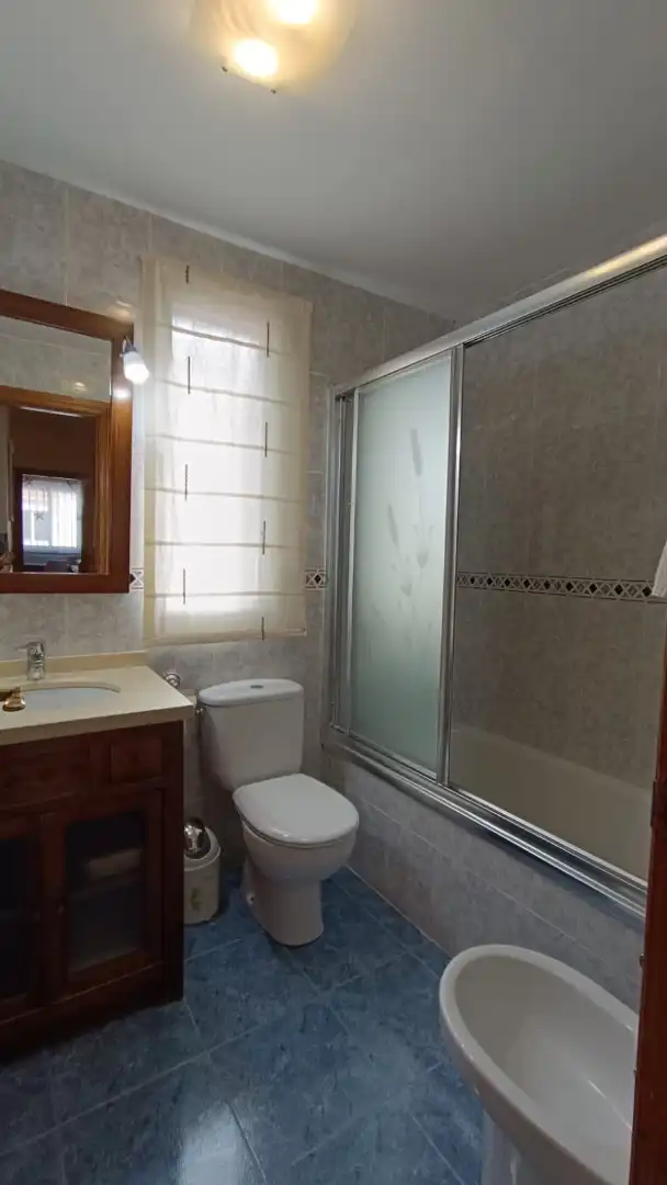 Baño de Casa adosada de alquiler en La Zubia con Amueblado, Horno y Lavadora