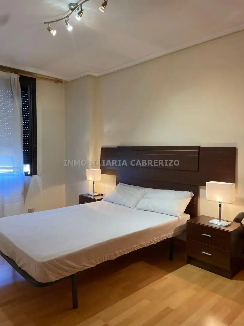 Dormitori de Apartament de lloguer en  Logroño amb Calefacció, Parquet i Terrassa