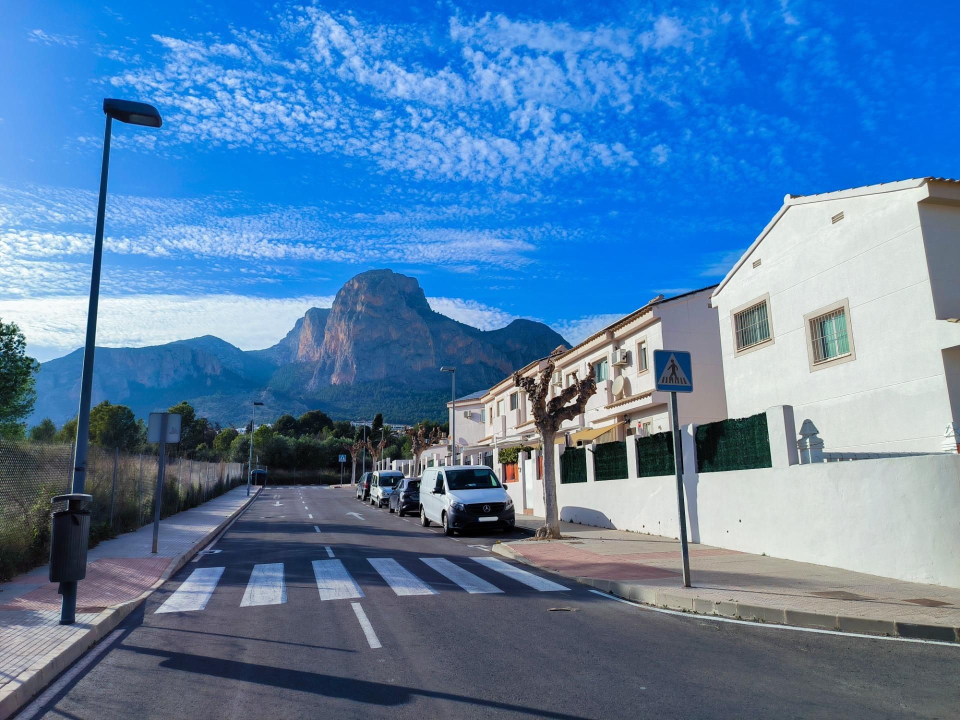 Vista exterior de Casa adosada en venda en Polop amb Calefacció, Terrassa i Piscina comunitària