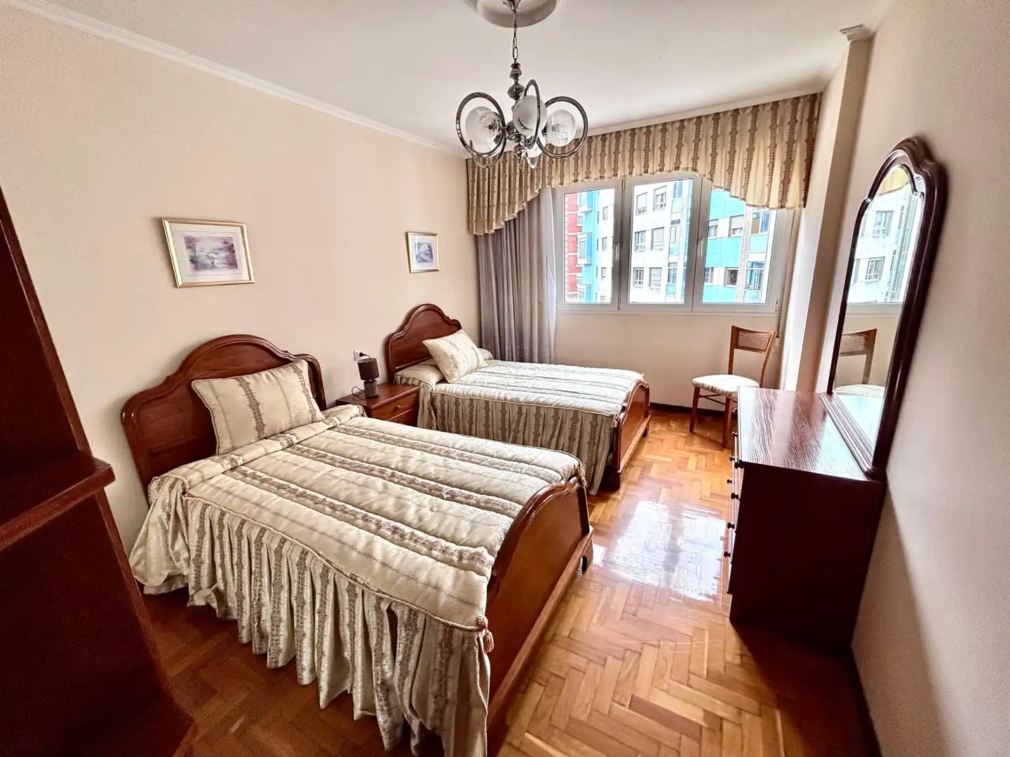 Habitación de Piso en venta en Gijón  con Calefacción, Parquet y Terraza