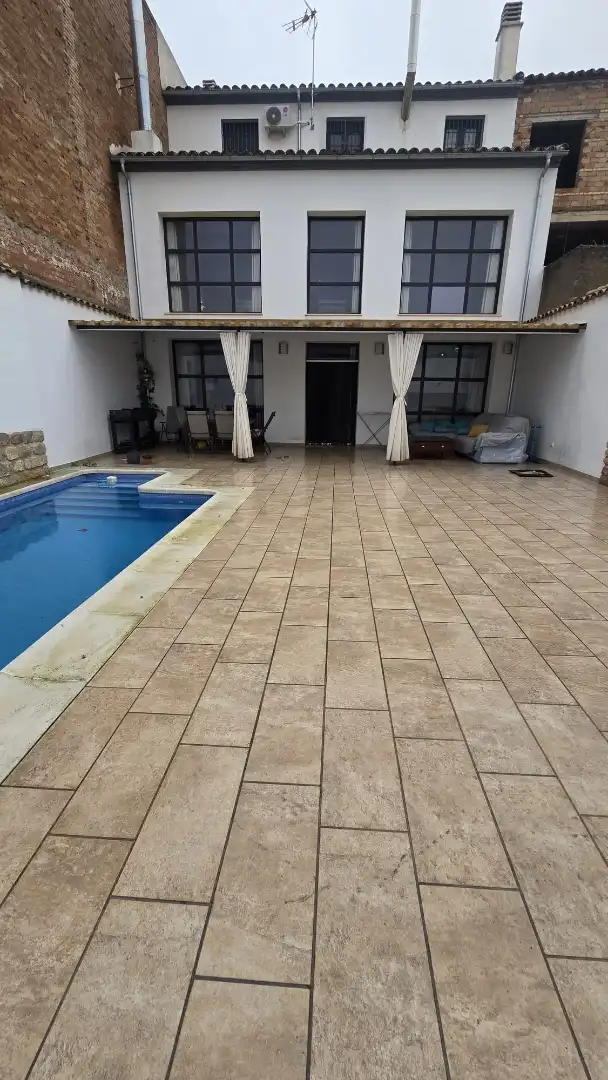 Piscina de Casa adosada en venda en Úbeda amb Aire condicionat, Calefacció i Jardí privat
