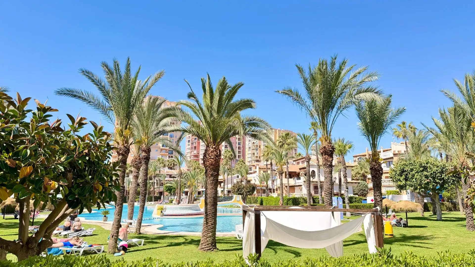 Piscina de Apartamento en venta en Torrevieja con Aire acondicionado, Terraza y Amueblado