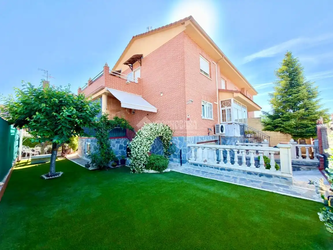 Jardí de Casa adosada en venda en Cabanillas del Campo amb Aire condicionat, Calefacció i Jardí privat