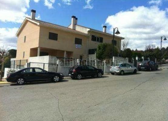 Vista exterior de Casa o xalet de lloguer en Galapagar amb Calefacció, Jardí privat i Parquet