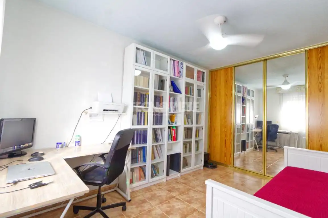 Schlafzimmer von Einfamilien-Reihenhaus zum Verkauf in Toledo mit Klimaanlage, Heizung und Privatgarten