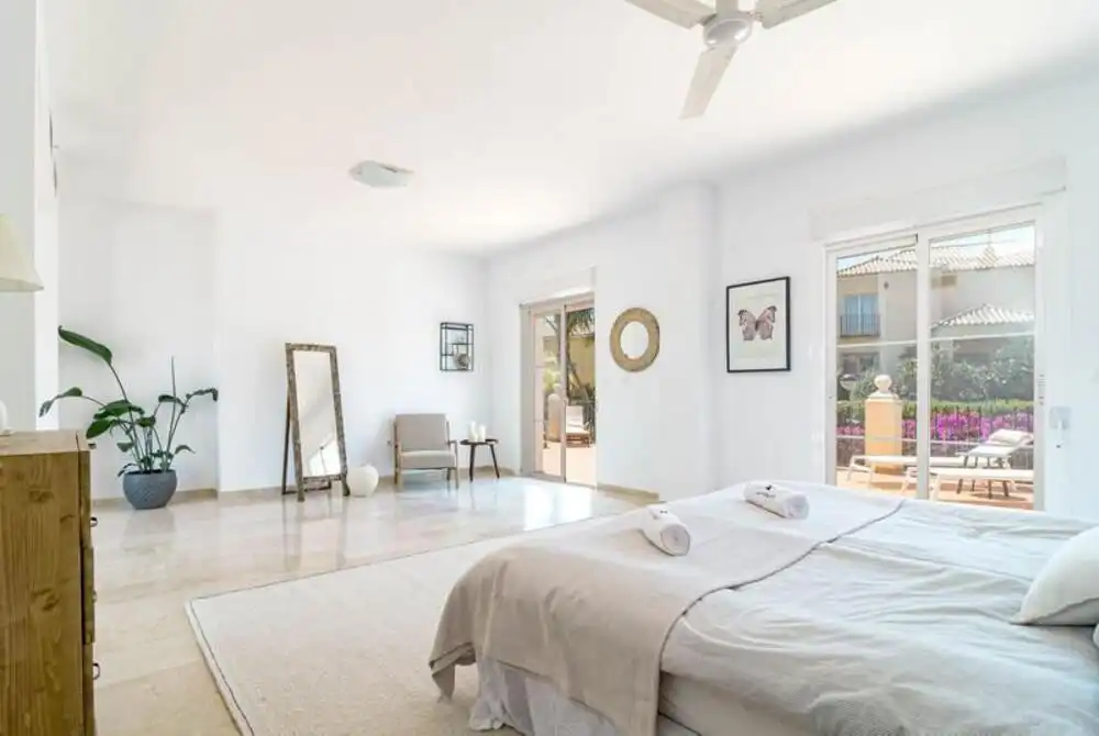 Dormitori de Casa adosada de lloguer en Marbella amb Aire condicionat, Jardí privat i Terrassa
