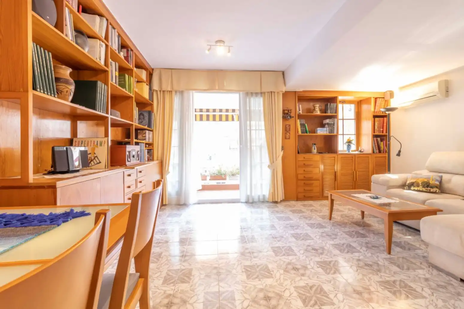 Sala d'estar de Pis de lloguer en Sevilla amb Aire condicionat, Terrassa i Traster