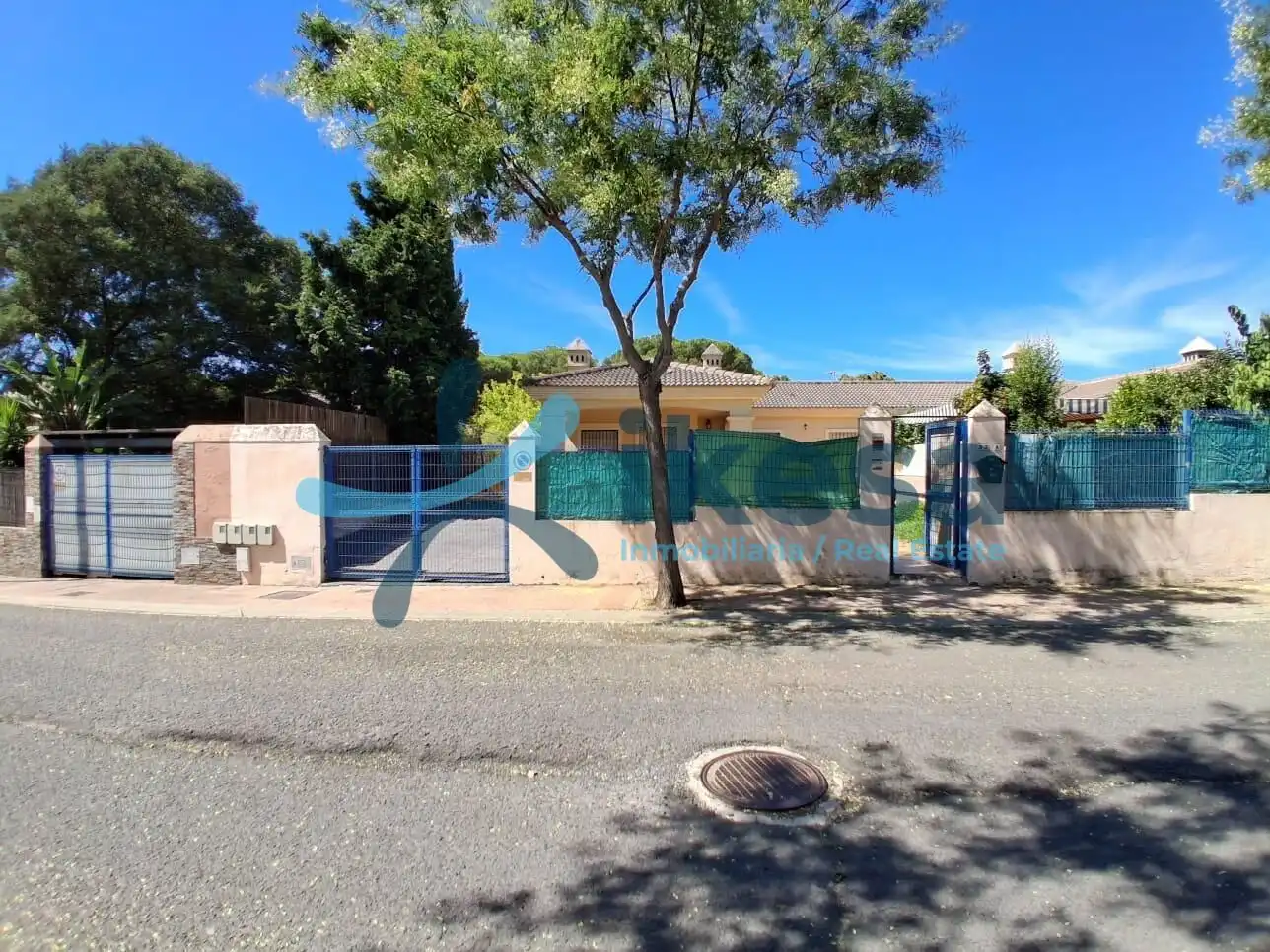 Vista exterior de Casa adosada en venda en El Portil amb Piscina comunitària