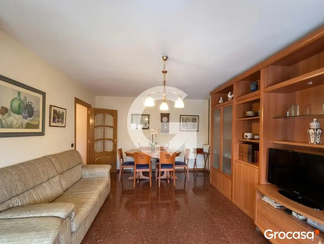 Comedor de Piso en venta en Cornellà de Llobregat con Aire acondicionado, Amueblado y Horno